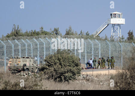 (140923)--GOLAN HEIGHTS, 23. September 2014 (Xinhua)--verletzte Syrer werden von israelischen Soldaten nach der Kreuzung aus Syrien in die im Anhang der israelischen Golan-Höhen, in der Nähe der syrischen Dorf Jubata al-Khashab, am 23. September 2014 behandelt. Die israelische Luftwaffe am Dienstagmorgen abgeschossen eines syrischen Kampfjets, das israelisch-kontrollierten Luftraum über den Golan-Höhen infiltriert. Die israelischen militärischen Behörden gesagt, dass Luft-Verteidigung-Kräfte eine Patriot Boden-Luft-Rakete auf das Flugzeug, feuerte kurz nachdem es entdeckt wurde, nähert sich der Grenze von Syrien, mit seinen Absichten unklar. (Xinhua/JINI) Stockfoto