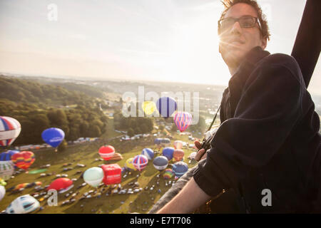 Hot Air balloon Fiesta / Festival findet in Bristol, Person, die auf der Suche nach unten aus der Flug-Korb. Stockfoto