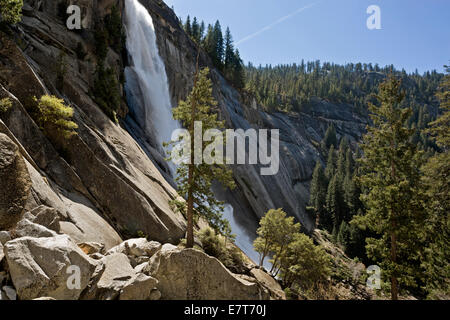 CA02297-00... Kalifornien - Nevada-Herbst auf dem Merced River aus dem Nebel-Pfad im Yosemite National Park angesehen. Stockfoto