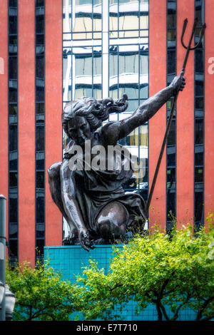 Portlandia Statue von unten in Portland, Oregon Stockfoto