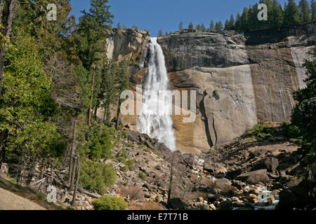 CA02309-00... Kalifornien - Nevada-Herbst auf dem Merced River aus dem Nebel-Pfad im Yosemite National Park. Stockfoto