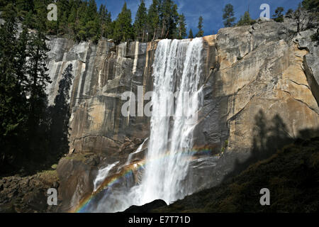 CA02310-00... Kalifornien - Vernal Fall am Merced River aus dem Nebel-Pfad im Yosemite National Park. Stockfoto