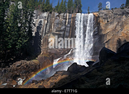 CA02312-00... Kalifornien - Vernal Fall am Merced River aus dem Nebel-Pfad im Yosemite National Park. Stockfoto