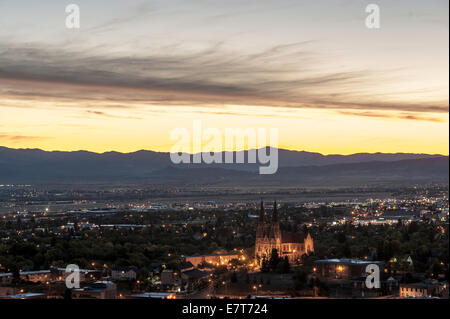 Die Skyline von Helena, dominiert von der Kathedrale St. Helena, grüßt den Anbruch eines neuen Tages vor den Big Belt Bergen Stockfoto