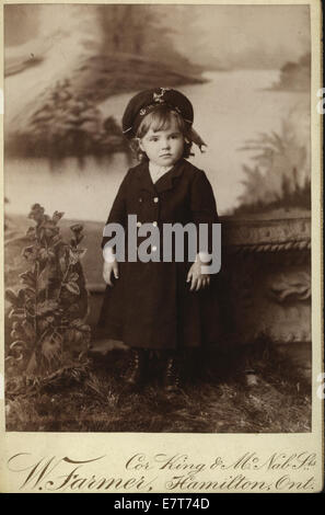 Dieses Foto zeigt eine Gruppe von Bertram-Kindern, die wahrscheinlich Anfang des 20. Jahrhunderts aufgenommen wurden. Es spiegelt einen Moment der Kindheit in einem alten Familienfoto wider. Stockfoto