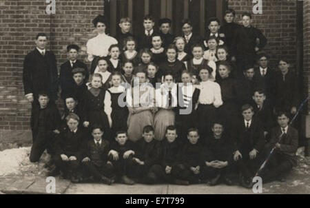 Ein Foto, das eine Gruppe von Studenten zeigt, wahrscheinlich Anfang bis Mitte des 20. Jahrhunderts. Das Bild zeigt die Schüler zusammen vor einem Schulgebäude und markiert einen Moment in der Bildungsgeschichte. Stockfoto