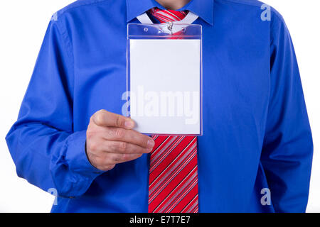 Geschäftsmann mit roten binden und Blau Hemd holding und zeigt leere, leere, weiße Ausweiskarte, isoliert auf weißem Zeitmessung Stockfoto
