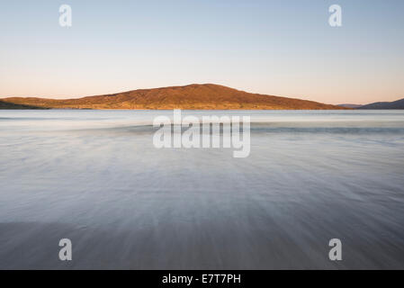 Blick über auf sonnenbeschienenen z. von Luskentyre Strand, Isle of Harris, äußeren Hebriden, Schottland Stockfoto