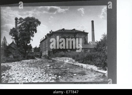 Dieses Foto zeigt die Baumwollfabrik Dundas, die die in Betrieb befindliche Industrieanlage zeigt. Das Bild zeigt die Architektur des Werks und seine Rolle in der lokalen Industrie während seiner Zeit. Stockfoto