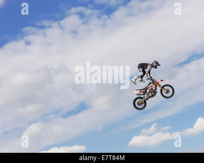 Ein Fmx-Bike-Fahrer vor blauem Himmel mit Wolken springen Stockfoto