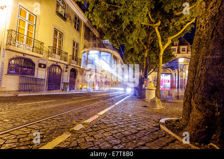 Lissabon, PORTUGAL - 13. September 2014: Traditionelle gelb Straßenbahn Lissabons von Night am 13. September 2014. Straßenbahnen werden von verwendet. Stockfoto