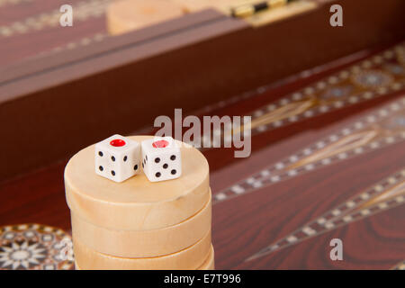 Backgammon-Tisch, Chips und Würfel mit Doppelbett. Stockfoto