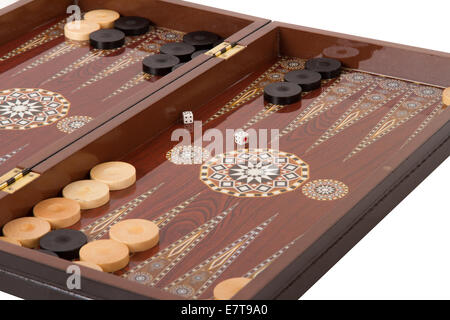 Backgammon-Tisch, Chips und Würfel mit doppelten fünf während des Spiels, isoliert auf weißem Hintergrund. Stockfoto