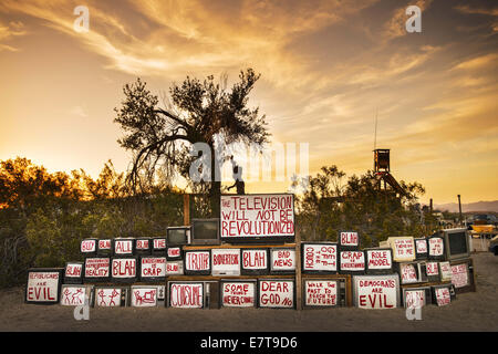 24. März 2013 - Kunstinstallation an der East Jesus Kunstszene, einem Kollektiv in Slab City, in der Nähe von Niland lebender Künstler. East Jesus befindet sich auf der Homesite von Container Mike, eine Platte Einwohner der Stadt, die an einem Herzinfarkt gestorben. Ich sah letzten Container Mike im Jahr 2010, und wenn ich 2013 revisited, aktualisiert die Künstler Mike es Platz mir nach seinem Tod. (Kredit-Bild: © ZUMA Draht) Stockfoto