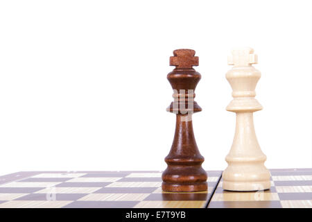 Konfrontation der Schach Stücke Könige an Bord mit Raum, isoliert auf weißem Hintergrund. Stockfoto