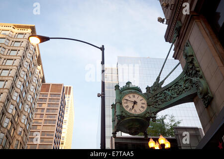 Eine berühmte, reich verzierte Uhr außerhalb der Marshall Field und Firmengebäude (Macy bei State Street) im Stadtteil Loop, Chicago Stockfoto
