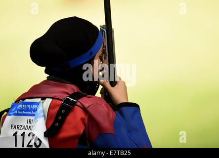 Incheon, Südkorea. 24. Sep, 2014. Farzadkhah Dina Iran konkurriert bei 50m Gewehr neigen Frauen Wettbewerb bei den 17. Asian Games in Incheon, Südkorea, 24. September 2014. Bildnachweis: Lin Yiguang/Xinhua/Alamy Live-Nachrichten Stockfoto