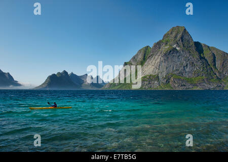 Kajak fahren die schönen Gewässern von den Reinefjord auf den Lofoten, Norwegen Stockfoto