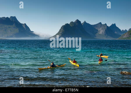 Kajak fahren die schönen Gewässern von den Reinefjord auf den Lofoten, Norwegen Stockfoto