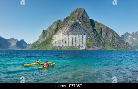 Kajak fahren die schönen Gewässern von den Reinefjord auf den Lofoten, Norwegen Stockfoto