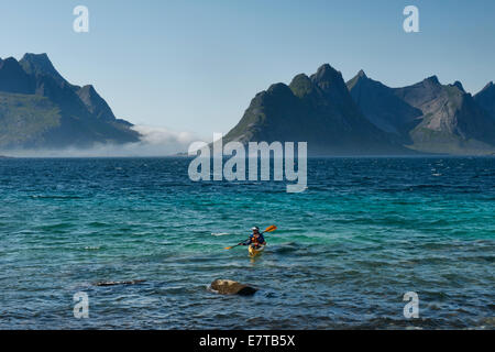 Kajak fahren die schönen Gewässern von den Reinefjord auf den Lofoten, Norwegen Stockfoto