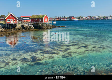 Rorbuer Fischer Hütten über den schönen Gewässern von den Reinefjord auf den Lofoten, Norwegen Stockfoto