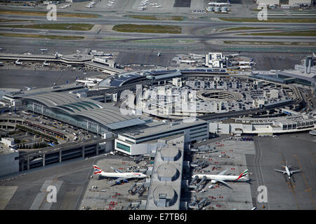 Flugzeuge und Terminals am internationalen Flughafen San Francisco, San Francisco, Kalifornien, USA - Antenne Stockfoto