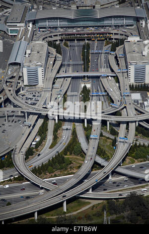 Austausch zwischen San Francisco International Airport und Bayshore Freeway (US 101), San Francisco, Kalifornien, USA - Antenne Stockfoto