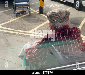 Ältere männliche Patienten im Rollstuhl Rauchen im Krankenwagen Bucht außerhalb NHS Krankenhaus in England. UK Stockfoto