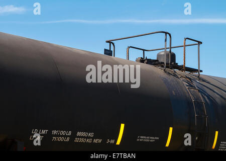 Eine Nahaufnahme von einem Allzweck isolierte schwarze Tanker Waggon (DOT 111A100W1 Typ). Stockfoto