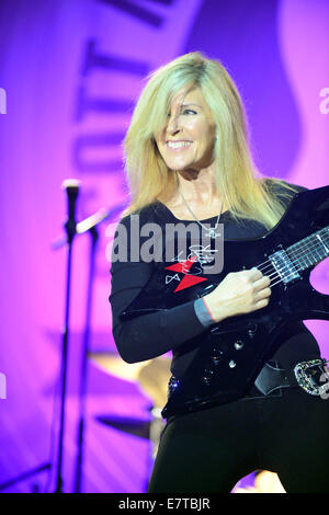 Moorpark, Kalifornien, USA. 23. Sep, 2014. Musiker - LITA FORD auf der Bühne beim Scott Medlock-Robbie Krieger Invitational 2014 Celebrity golf Turnier und Konzert, Begünstigten St. Jude Children Research Hospital, Moorpark Country Club, Moorpark, Kalifornien, USA, 22. September 2014.Credit Bild Cr Scott Mitchell/ZUMA Press © Scott Mitchell/ZUMA Draht/Alamy Live News Stockfoto