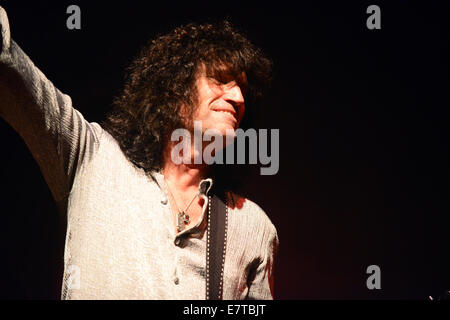 Moorpark, Kalifornien, USA. 23. Sep, 2014. Musiker - TOMMY THAYER (KISS) auf der Bühne beim Scott Medlock-Robbie Krieger Invitational 2014 Celebrity golf Turnier und Konzert, Begünstigten St. Jude Children Research Hospital, Moorpark Country Club, Moorpark, Kalifornien, USA, 22. September 2014.Credit Bild Cr Scott Mitchell/ZUMA Press © Scott Mitchell/ZUMA Draht/Alamy Live News Stockfoto