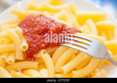 Bio Mais Pasta mit Tomatensauce. Glutenfreies Produkt. Stockfoto