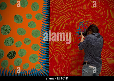 Ciudad De Mexico, Mexiko. 23. Sep, 2014. Eine Frau nimmt ein Bild bei einem Presse-Event für die "Unendliche Obsession"-Ausstellung, durch die japanische Künstlerin Yayoi Kusama, in Mexiko-Stadt, Hauptstadt von Mexiko, am 23. September 2014. Die Ausstellung "Unendliche Obsession" wird am 26. September im Rufino Tamayo Museum eröffnet. Bildnachweis: Alejandro Ayala/Xinhua/Alamy Live-Nachrichten Stockfoto