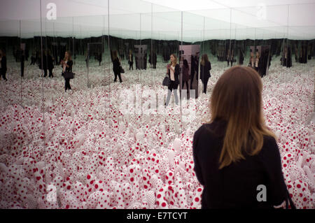 Ciudad De Mexico, Mexiko. 23. Sep, 2014. Eine Frau schaut ein Werk, bei einem Presse-Event für die "Unendliche Obsession"-Ausstellung, durch die japanische Künstlerin Yayoi Kusama, in Mexiko-Stadt, Hauptstadt von Mexiko, am 23. September 2014. Die Ausstellung "Unendliche Obsession" wird am 26. September im Rufino Tamayo Museum eröffnet. Bildnachweis: Alejandro Ayala/Xinhua/Alamy Live-Nachrichten Stockfoto