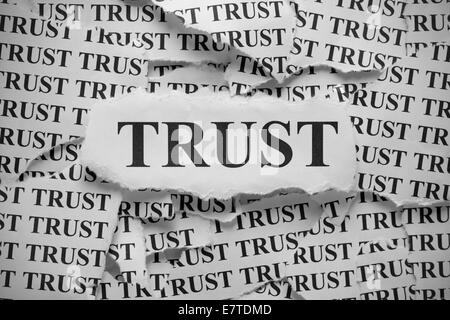 Zettel mit dem Wort "Vertrauen" hin und her gerissen. Schwarz und weiß. Close-up. Stockfoto