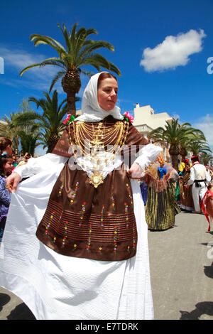 Junge Frau in Tracht, die typischen Tanz, Ibiza, Spanien Stockfoto