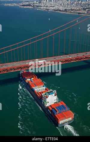 Containerschiff vorbei unter der Golden Gate Bridge, San Francisco Bay, San Francisco, Kalifornien, USA - Antenne Stockfoto