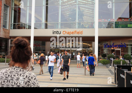 Käufer außerhalb Chapelfield Shopping Centre in Norwich. Stockfoto