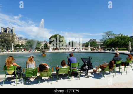 Leute sitzen am Brunnen, Jardin des Tuileries, 1. Arrondissement, Paris, Frankreich Stockfoto