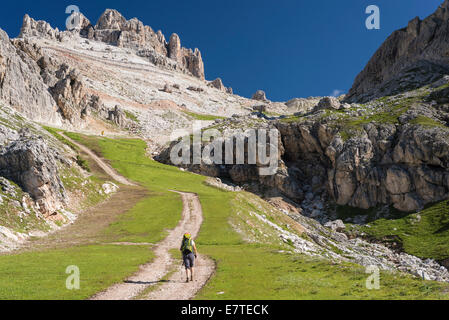 Aufstieg vom Falzarego-Pass zum Lagazuoi, Ferngespräche Wanderweg Italien, Sentiero Italia SI Nr. 402, Cortina d ' Ampezzo Stockfoto