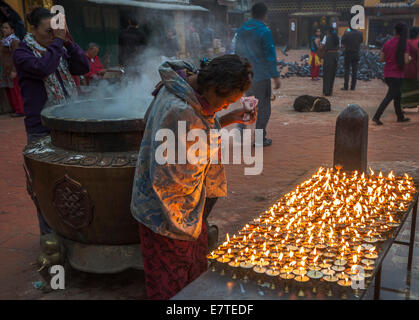 Buddhisten im Gebet am Morgen, Boudhanath, Kathmandu, Nepal Stockfoto