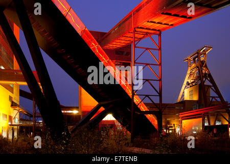 Beleuchtete Gangway zum Ruhr Museum auf der Zeche Zollverein Kohle Bergwerk Schacht XII mit Fördergerüst, Essen, Ruhrgebiet Stockfoto