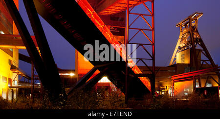 Beleuchtete Gangway zum Ruhr Museum auf der Zeche Zollverein Kohle Bergwerk Schacht XII mit Fördergerüst, Essen, Ruhrgebiet Stockfoto