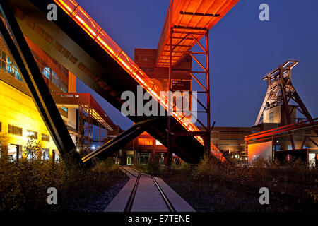 Beleuchtete Gangway zum Ruhr Museum auf der Zeche Zollverein Kohle Bergwerk Schacht XII mit Fördergerüst, Essen, Ruhrgebiet Stockfoto