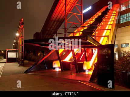 Beleuchtete Gangway zum Ruhr Museum auf der Zeche Zollverein Coal Mine Schacht XII, Essen, Ruhrgebiet, Nordrhein-Westfalen Stockfoto