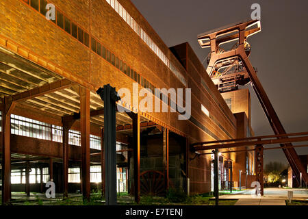 Zeche Zollverein Coal Mine Schacht XII mit Fördergerüst, beleuchtet bei Nacht, Essen, Ruhr Gebiet, North Rhine-Westphalia, Germany Stockfoto