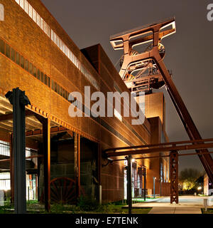 Zeche Zollverein Coal Mine Schacht XII mit Fördergerüst, beleuchtet bei Nacht, Essen, Ruhr Gebiet, North Rhine-Westphalia, Germany Stockfoto