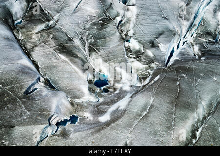 Gletscherspalten mit kleinen Gletscherseen, grossen Aletschgletschers, Kanton Wallis, Goms, Schweiz Stockfoto