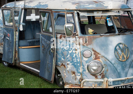 Rostigen VW Ratte Split Screen Volkswagen Wohnmobil bei einer VW-Show. England Stockfoto